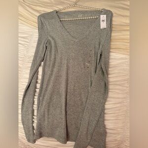 Gap vneck women’s shirt gray long sleeved